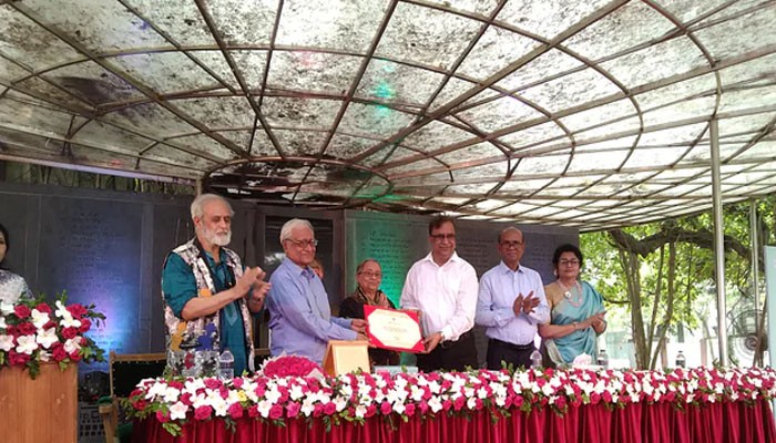 নজরুল পুরস্কার পেলেন অধ্যাপক সিরাজুল ইসলাম চৌধুরী