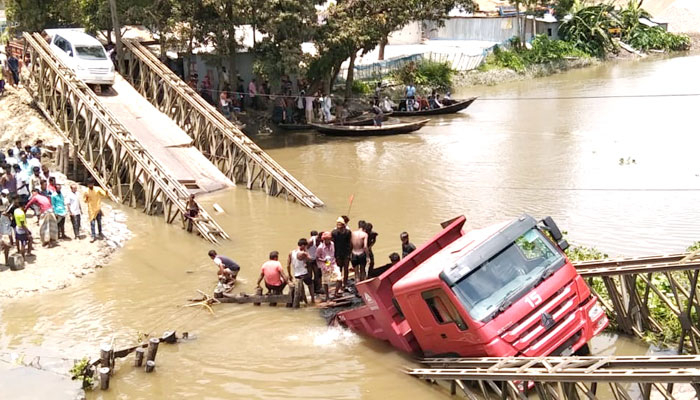 ভোলায় বেইলি ব্রিজ ভেঙে পাথরবোঝাই ট্রাক খালে