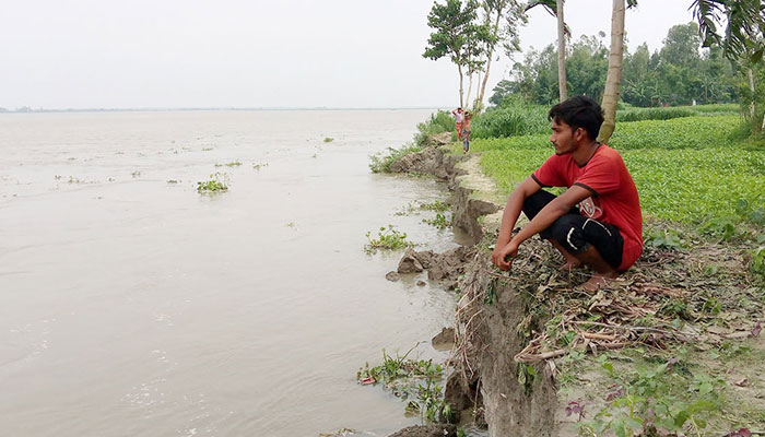 ‘রাতে ঘুম ধরে না, ভাঙনের আতঙ্কে থাকতে হয়’