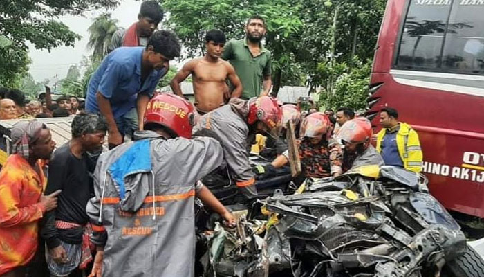 পিকআপের সঙ্গে বাসের সংঘর্ষ, কেবিন কেটে বের করা হলো লাশ