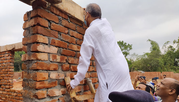 মই বেয়ে উঠে প্রকল্পের ঘরের মান দেখলেন আইনমন্ত্রী