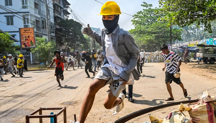মিয়ানমারে মরণদশা: স্যানিটারি প্যাড কেনার টাকা নেই, কমছে মুদ্রার মান