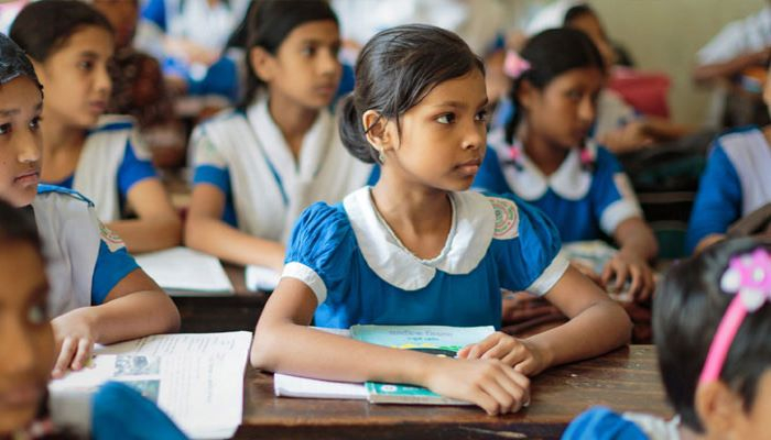 শিক্ষার্থীদের ঋণ এবং অনুদান দেওয়া হোক