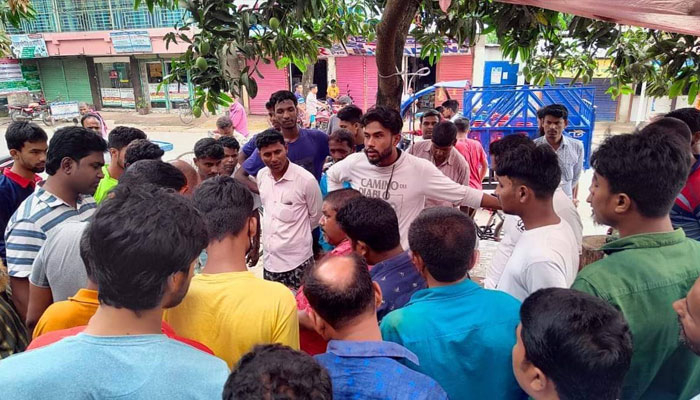 মরা ছাগল জবাই করে গরুর রক্ত মাখিয়ে বিক্রি, কসাই আটক