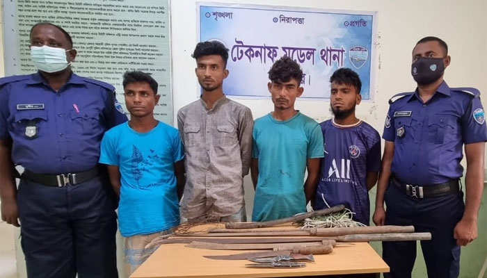 টেকনাফে ডাকাতির প্রস্তুতিকালে অস্ত্রসহ আটক ৪