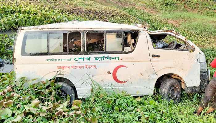 প্রধানমন্ত্রীর অনুদানের অ্যাম্বুলেন্সে ফেনসিডিল পাচার, পথে দুর্ঘটনার শিকার