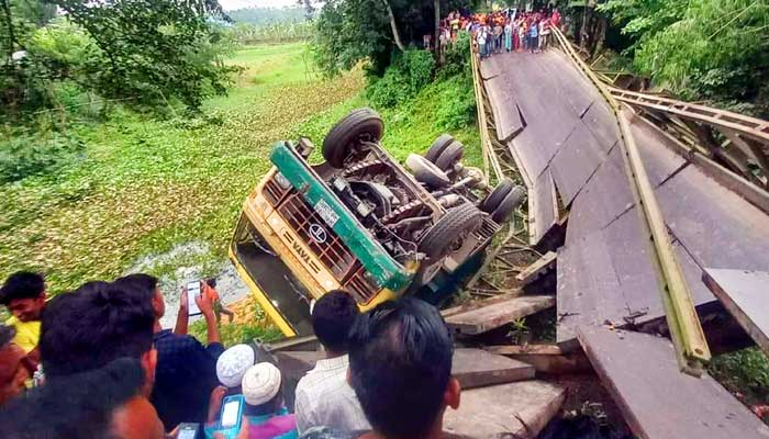 ট্রাক-সিএনজি নিয়ে ভেঙে পড়ল বেইলি ব্রিজ