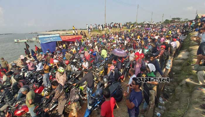 বাংলাবাজার ঘাটে ঢাকামুখী মানুষের উপচে পড়া ভিড়