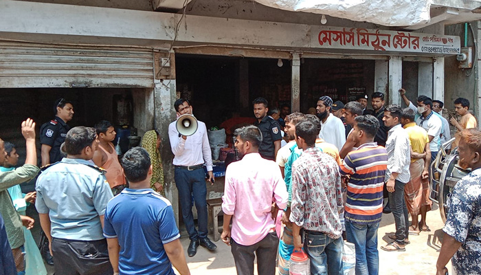 ১৩৬ টাকা দরে বিক্রি হল জব্দ হওয়া ১২৩০ লিটার তেল