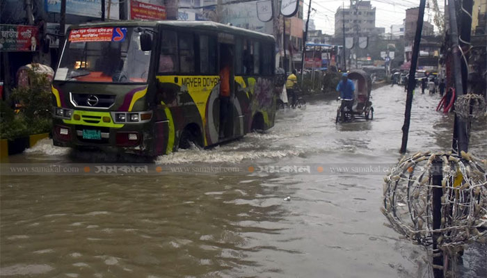 বৈশাখে হালকা বৃষ্টিতে চট্টগ্রামে হাঁটুপানি, পানিবন্দি নগরের কয়েক লাখ বাসিন্দা