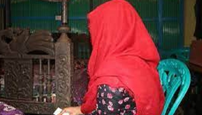 বিয়ের দাবিতে স্বামী, সন্তান, নাতি রেখে ইউপি সদস্যের বাড়িতে গৃহবধূ