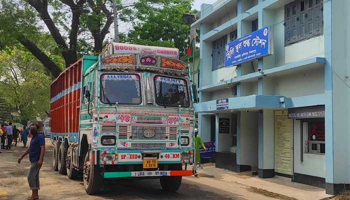 ভারত থেকে পেঁয়াজ আমদানি বন্ধ, কেজিতে দাম বাড়ল ৮-১০ টাকা