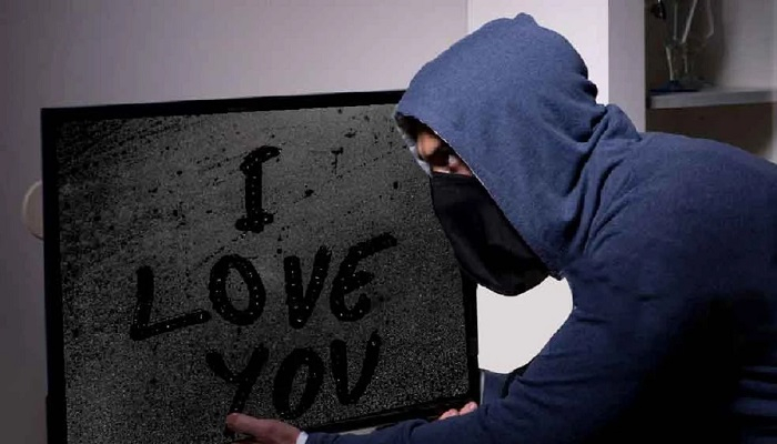 চুরি করে টেলিভিশনে ‘আই লাভ ইউ’ লিখে রেখে গেল চোর