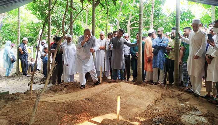 মা-বাবার কব‌রের পা‌শে চির‌নিদ্রায় শা‌য়িত আবদুল মুহিত