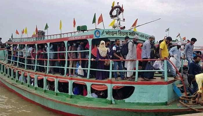 লঞ্চে গাদাগাদি করে পদ্মা পাড়ি