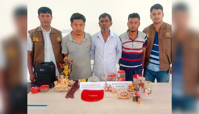 বিপুল পরিমাণ সাপের বিষসহ গ্রেপ্তার ৩