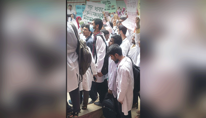বাসযোগ্য ছাত্রাবাস গড়ার দাবিতে অধ্যক্ষকে অবরুদ্ধ বাসযোগ্য ছাত্রাবাস গড়ার দাবিতে অধ্যক্ষকে অবরুদ্ধ