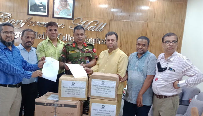 সীতাকুণ্ডে অগ্নিকাণ্ড: আহতদের চিকিৎসাসামগ্রী দিল বিজিএপিএমইএ সীতাকুণ্ডে অগ্নিকাণ্ড: আহতদের চিকিৎসাসামগ্রী দিল বিজিএপিএমইএ