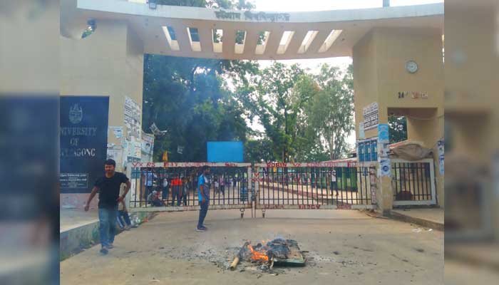 ছাত্রলীগের অবরোধে চবিতে অচলাবস্থা ছাত্রলীগের অবরোধে চবিতে অচলাবস্থা