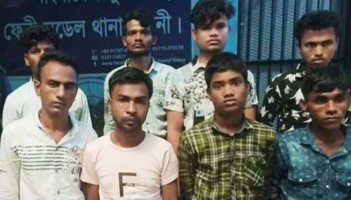 আবাসিক হোটেল থেকে গ্রেপ্তার ৮ রোহিঙ্গা যুবক আবাসিক হোটেল থেকে গ্রেপ্তার ৮ রোহিঙ্গা যুবক