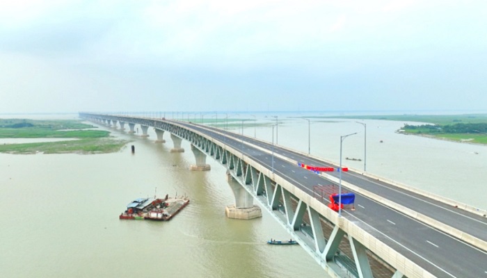 পদ্মা সেতুতে গাড়ি থামিয়ে ছবি তোলা যাবে না পদ্মা সেতুতে গাড়ি থামিয়ে ছবি তোলা যাবে না