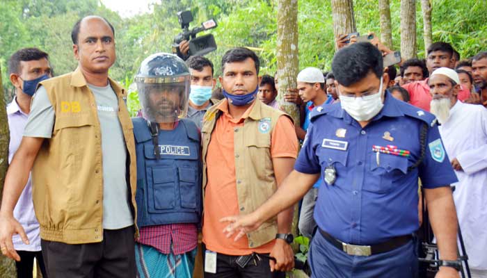 গর্তে পুঁতে রাখা গৃহবধূর লাশ টেনে বের করল কুকুর গর্তে পুঁতে রাখা গৃহবধূর লাশ টেনে বের করল কুকুর