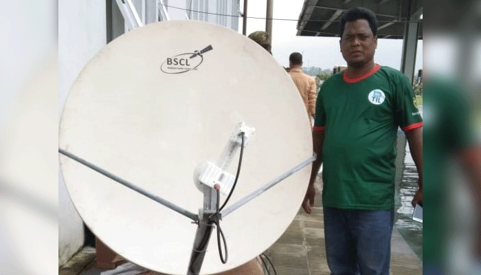 বন্যাকবলিত এলাকায় বঙ্গবন্ধু স্যাটেলাইট সংযোগ স্থাপন বন্যাকবলিত এলাকায় বঙ্গবন্ধু স্যাটেলাইট সংযোগ স্থাপন