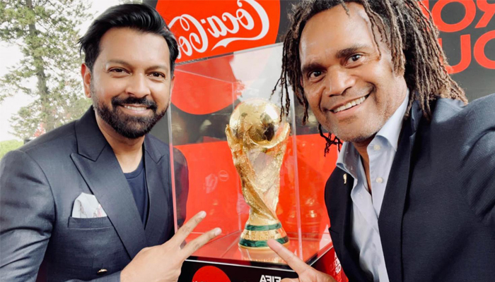 তাহসানের হাতে বিশ্বকাপ, দিলেন বিজয়ের হাসি