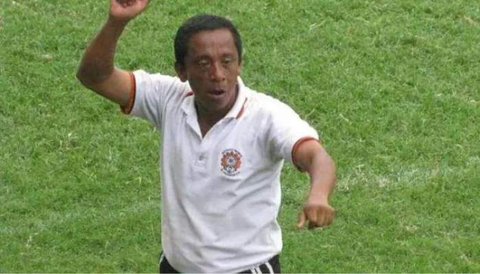 লাল কার্ড দেখানোয় রেফারিকে পিটিয়ে হত্যা