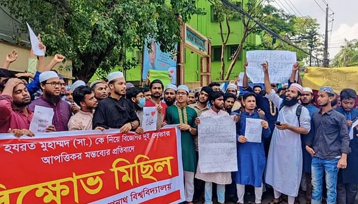 ভারতীয় পণ্য বর্জনের আহ্বান জবি শিক্ষার্থীদের