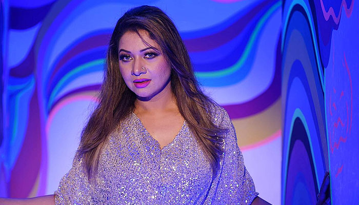 প্রিয় মানুষ দূরে থাকার বিরহ নিয়ে আঁখির গান
