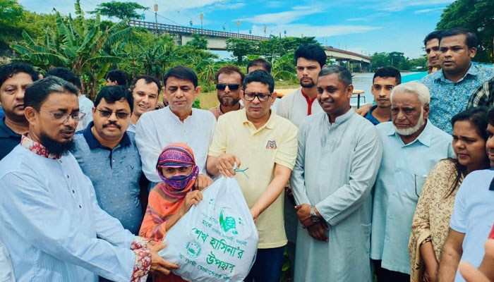 সিলেটে বন্যার্তদের মাঝে স্বেচ্ছাসেবক লীগের ত্রাণ বিতরণ