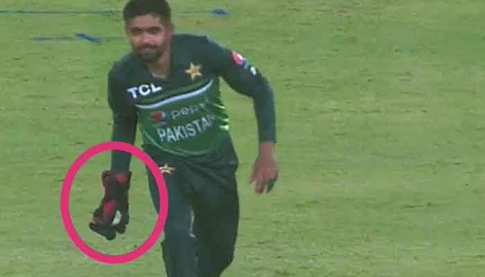 গ্লাভস পরে ফিল্ডিং, বাবরের দলকে জরিমানা