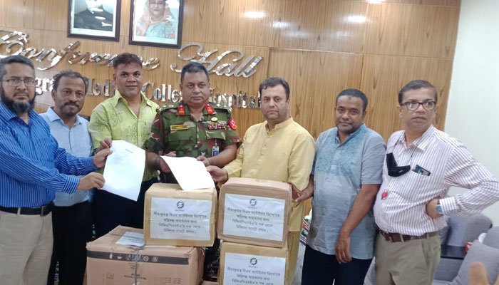 সীতাকুণ্ডে অগ্নিকাণ্ড: আহতদের চিকিৎসাসামগ্রী দিল বিজিএপিএমইএ