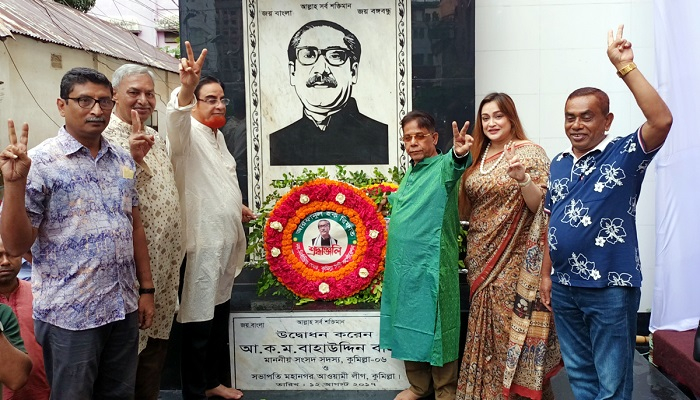 নির্বাচিত হয়ে বঙ্গবন্ধুর ম্যুরালে রিফাতের পুষ্পস্তবক অর্পণ