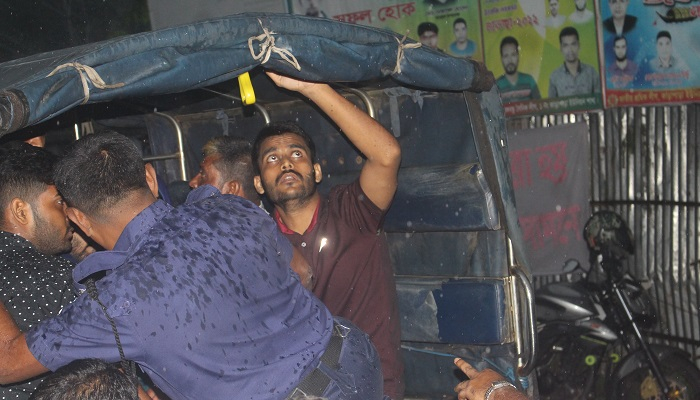 গ্রাম আদালতে হামলা-ভাংচুর, পুলিশ সদস্য স্বামী-শ্বশুরসহ আটক ৪