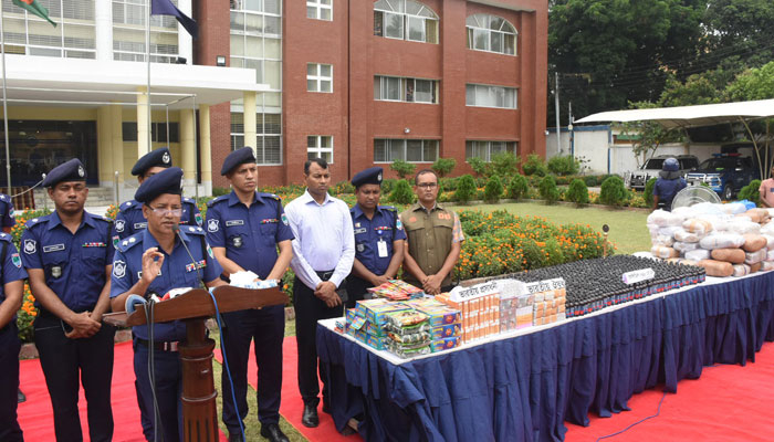 যশোরে গাঁজা-ফেনসিডিলসহ অবৈধ ভারতীয় পণ্যসামগ্রী জব্দ, আটক ২