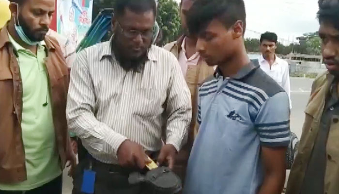 ইয়াবার চালান জব্দ করতে গিয়ে যাত্রীর কাছে মিলল ১০০ ভরি স্বর্ণ
