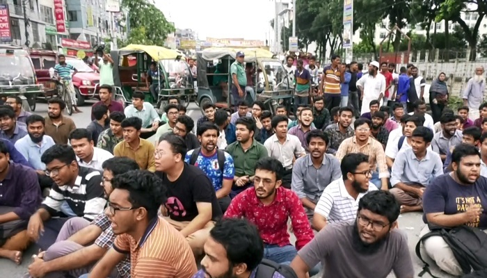রোহিঙ্গা বলে রমেক ছাত্রকে মারধর