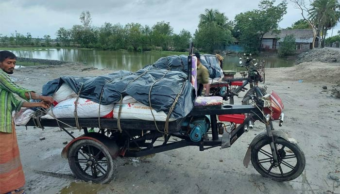 সুন্দরবনের খালে বিষ দিয়ে ধরা দেড় হাজার কেজি চিংড়িসহ আটক ৯
