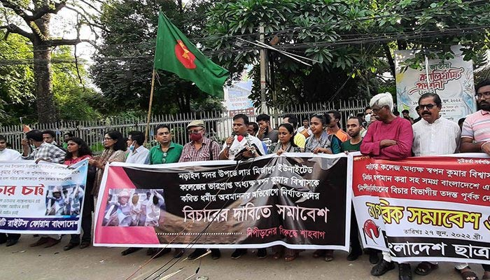 অধ্যক্ষের গলায় জুতার মালা পরিয়ে হেনস্তা, গ্রেপ্তার ৩