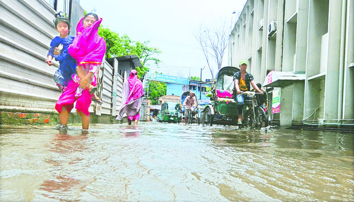অল্প বৃষ্টিতেই জলাবদ্ধতা, বর্ষার আগেই দুশ্চিন্তা