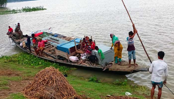 ভিটেমাটি হারিয়ে নিরাপদ আশ্রয়ের খোঁজে ছুটছেন তারা