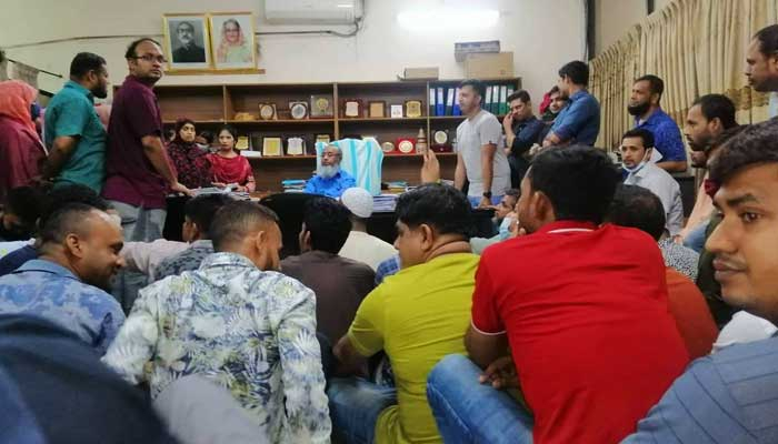 জবি রেজিস্ট্রারকে অবরুদ্ধ করলেন কর্মচারীরা