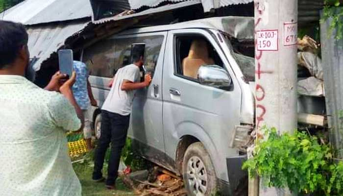 নিয়ন্ত্রণ হারিয়ে দোকানের ভেতর মাইক্রোবাস, নিহত ২