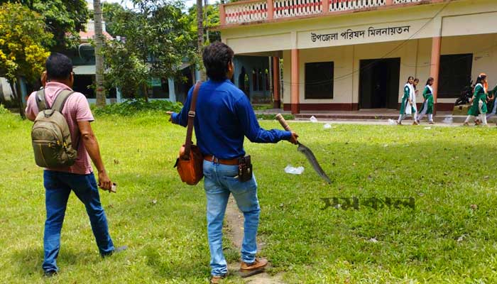মানিকগঞ্জে পদ্মা সেতুর লাইভ অনুষ্ঠানে অস্ত্র নিয়ে মহড়া, সাংবাদিক গ্রেপ্তার
