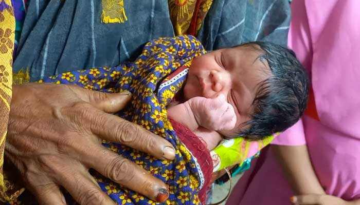 চলন্ত ট্রেনে ছেলে সন্তান প্রসব করলেন জেসমিন