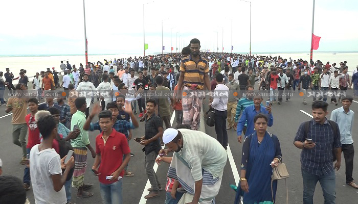 উদ্বোধনের পরই পদ্মা সেতুতে হাজারো মানুষের ঢল