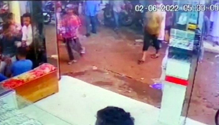 সাইড দেওয়া নিয়ে কথা কাটাকাটি, ২ পুলিশ সদস্যকে মারধর