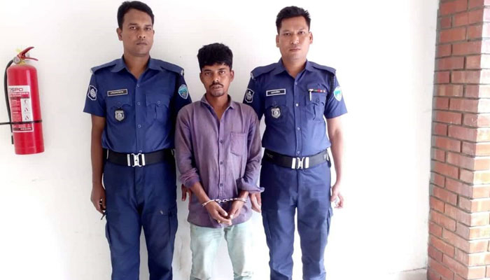 রামগঞ্জে যাত্রীবাহী বাসে তরুণীকে ধর্ষণচেষ্টা, বাঁচাতে গিয়ে নৈশপ্রহরীর মৃত্যু